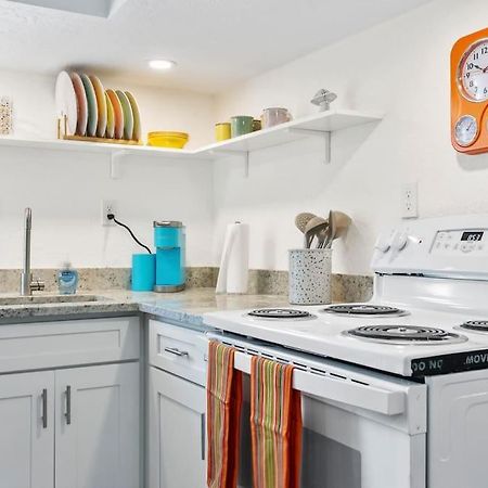 That 70'S Themed Apt Close To Coffee, Food + Shops Tampa Bagian luar foto
