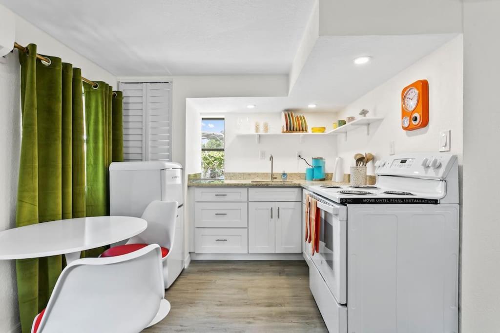 That 70'S Themed Apt Close To Coffee, Food + Shops Tampa Bagian luar foto