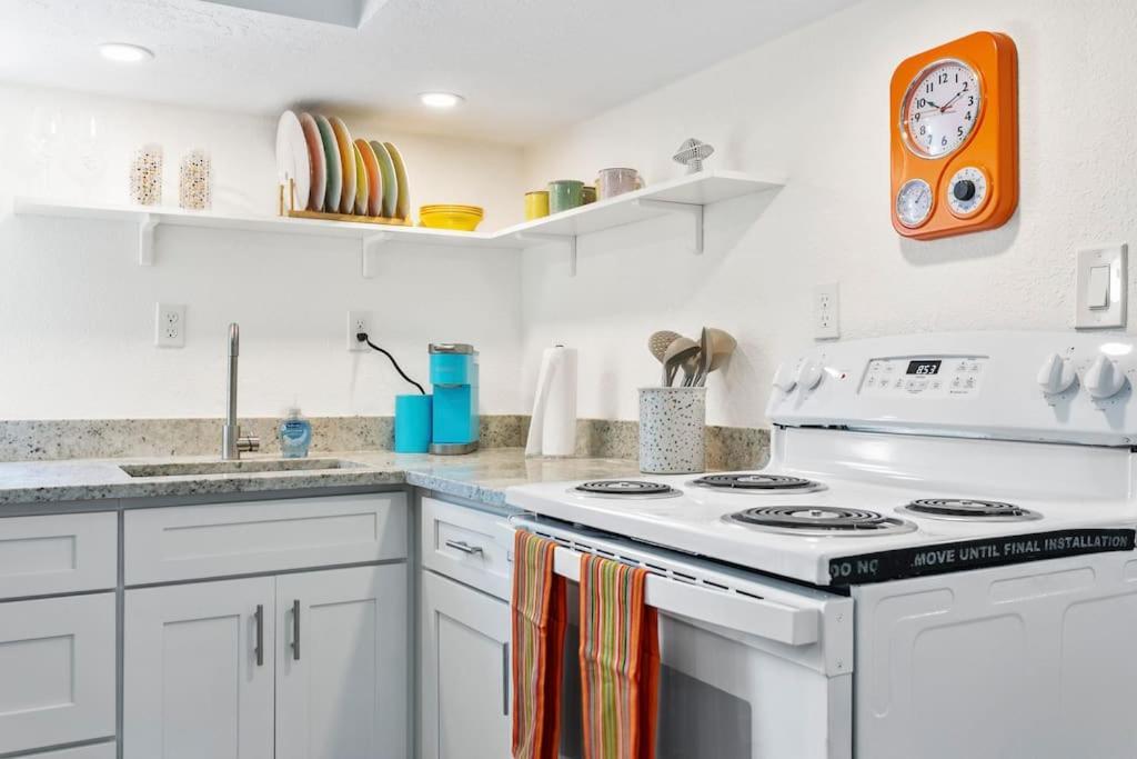 That 70'S Themed Apt Close To Coffee, Food + Shops Tampa Bagian luar foto