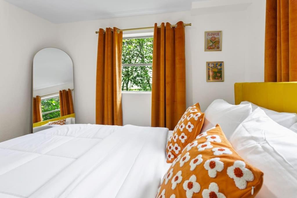 That 70'S Themed Apt Close To Coffee, Food + Shops Tampa Bagian luar foto