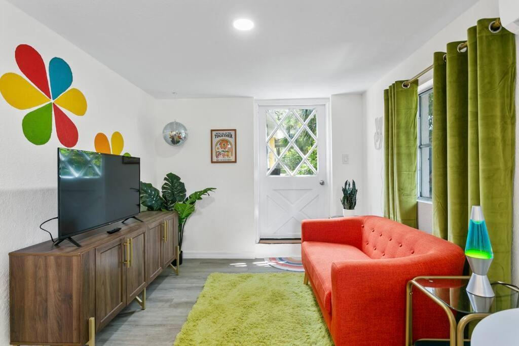 That 70'S Themed Apt Close To Coffee, Food + Shops Tampa Bagian luar foto