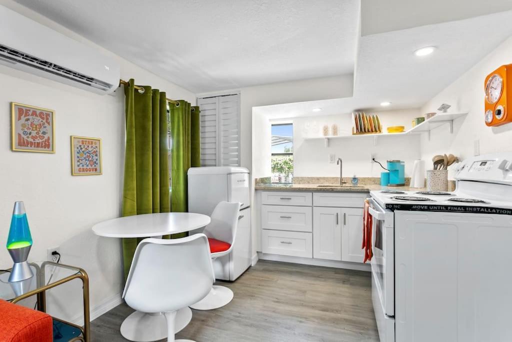 That 70'S Themed Apt Close To Coffee, Food + Shops Tampa Bagian luar foto