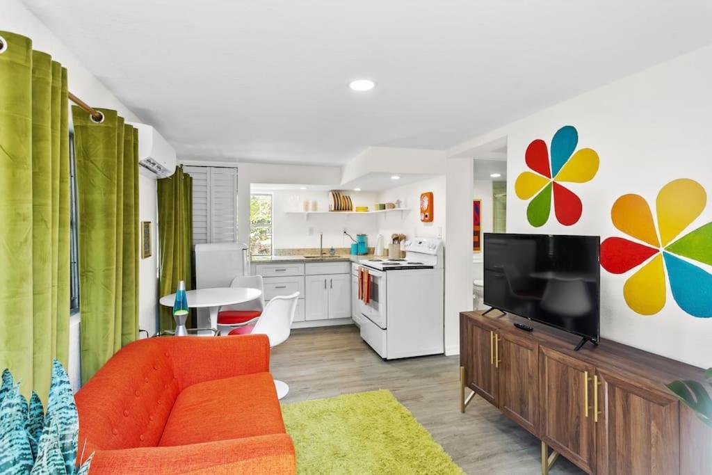 That 70'S Themed Apt Close To Coffee, Food + Shops Tampa Bagian luar foto